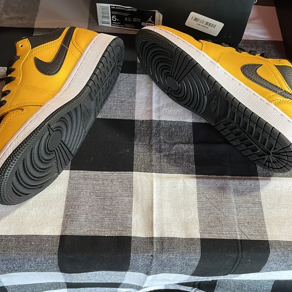NIKE AIR JORDAN 1 LOW (GS) - Picture 3 of 3